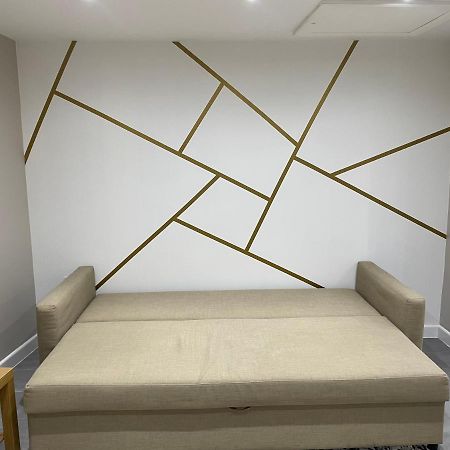 One Bedroom Apartment Goodmayes エクステリア 写真