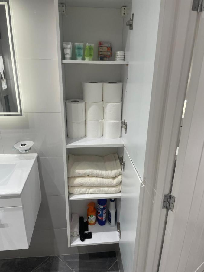 One Bedroom Apartment Goodmayes エクステリア 写真